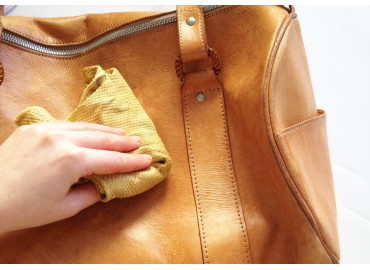 Scopri come smacchiare una borsa in pelle